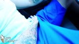 Une adolescente tatouée suce et branle une grosse bite - avalage de sperme snapshot 2