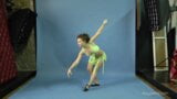 Mila Gimnasterka - ragazza pelosa e stretta che fa ginnastica snapshot 4