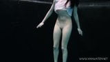Andrejka плавает обнаженной в бассейне snapshot 11