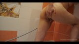 Enema en el baño (escena de juegos de agua anal parte 2) snapshot 10