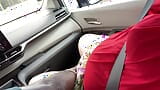 Gran culo ssbbw con grandes tetas atrapado masturbándose públicamente en el auto y siendo tocado por un chico negro al aire libre snapshot 5