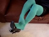 Nylon azul y zapatos de tacones negros y listo para el amor snapshot 7