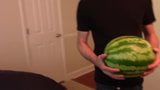 Eine Wassermelone ficken snapshot 3