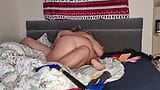 Amateur-Paar in heißer Sexszene, Masturbation genießend snapshot 20