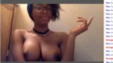 Une black exhibe ses seins devant sa webcam snapshot 3