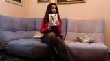 Vlogger Itali seksi mencuba pantyhose hitam snapshot 2