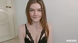 Perfecte meid besloot om te pronken met haar nieuwe lingerie - Mirari snapshot 20