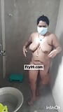 Tamil aunty parla in bagno snapshot 13