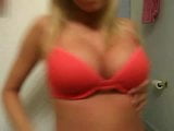 Rubia caliente muestra grandes tetas snapshot 2