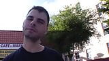 Ela pega um cara na rua para transar com ela snapshot 5