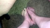 Dejo una buena carga de semen en mis pies calientes de novia (corrida) latina snapshot 9