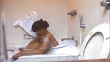 Priya, sœur nue, se fait masser les seins dans la baignoire de l’hôtel et elle me suce la bite lentement. Slowmo, partie 2 sur 4. F20 snapshot 8