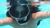 Das sexy Küken Diana Kalgotkina schwimmt nackt im Pool snapshot 5