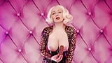 Latex-Necken und Essen-Fetisch-Video - sexy MILF ist erotisch und verspielt (Arya Grander) snapshot 13