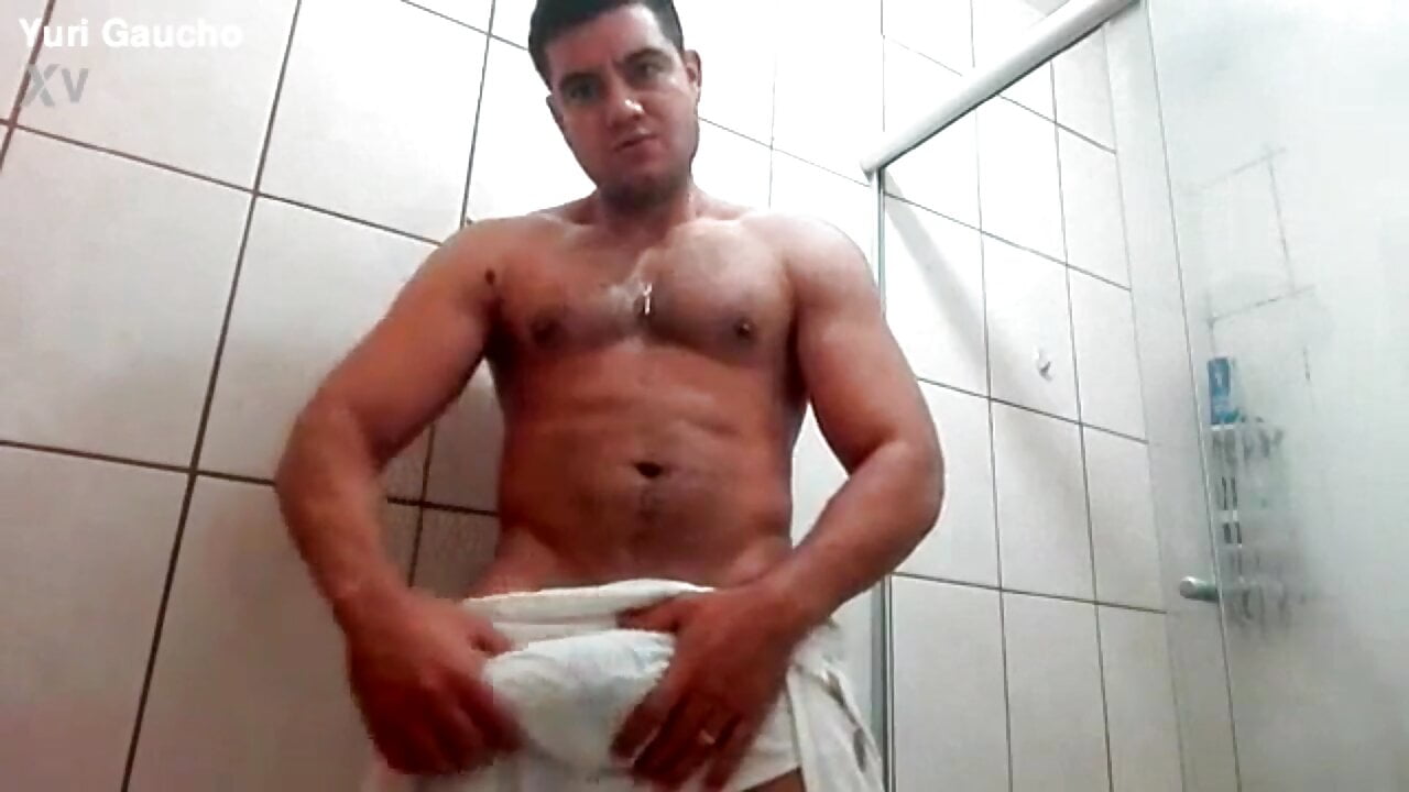 Masturbándose en la ducha.