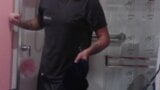 ユニークな障害者シャワーを持つ男を観察 snapshot 1