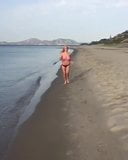 Memantul titties berjalan di pantai snapshot 1