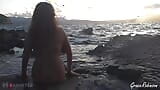 Esposa dá punheta e sai com o corpo cheio de porra para assistir o pôr do sol na praia snapshot 10