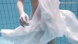 Vibraciones de piscina oscura con chica con vestido blanco snapshot 16