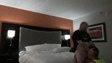 Anon Bear besamt mich in einem Hotelzimmer snapshot 6