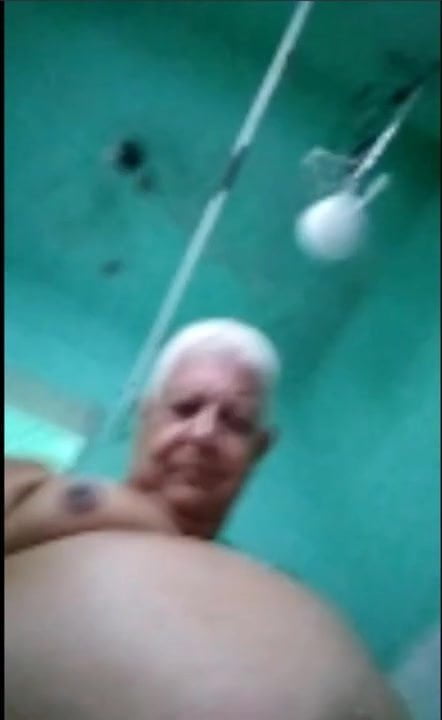 Vovo brasileiro de 83 anos gozando