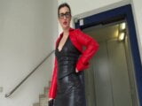 Lady Victoria Valente: Follow me up the steps! snapshot 1