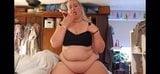 Сексуальная толстая блондинка с толстым животом поедает торт snapshot 9