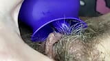 Extreme close-up grote clitoris likken speelgoedorgasme, harig poesje, volledige video snapshot 5