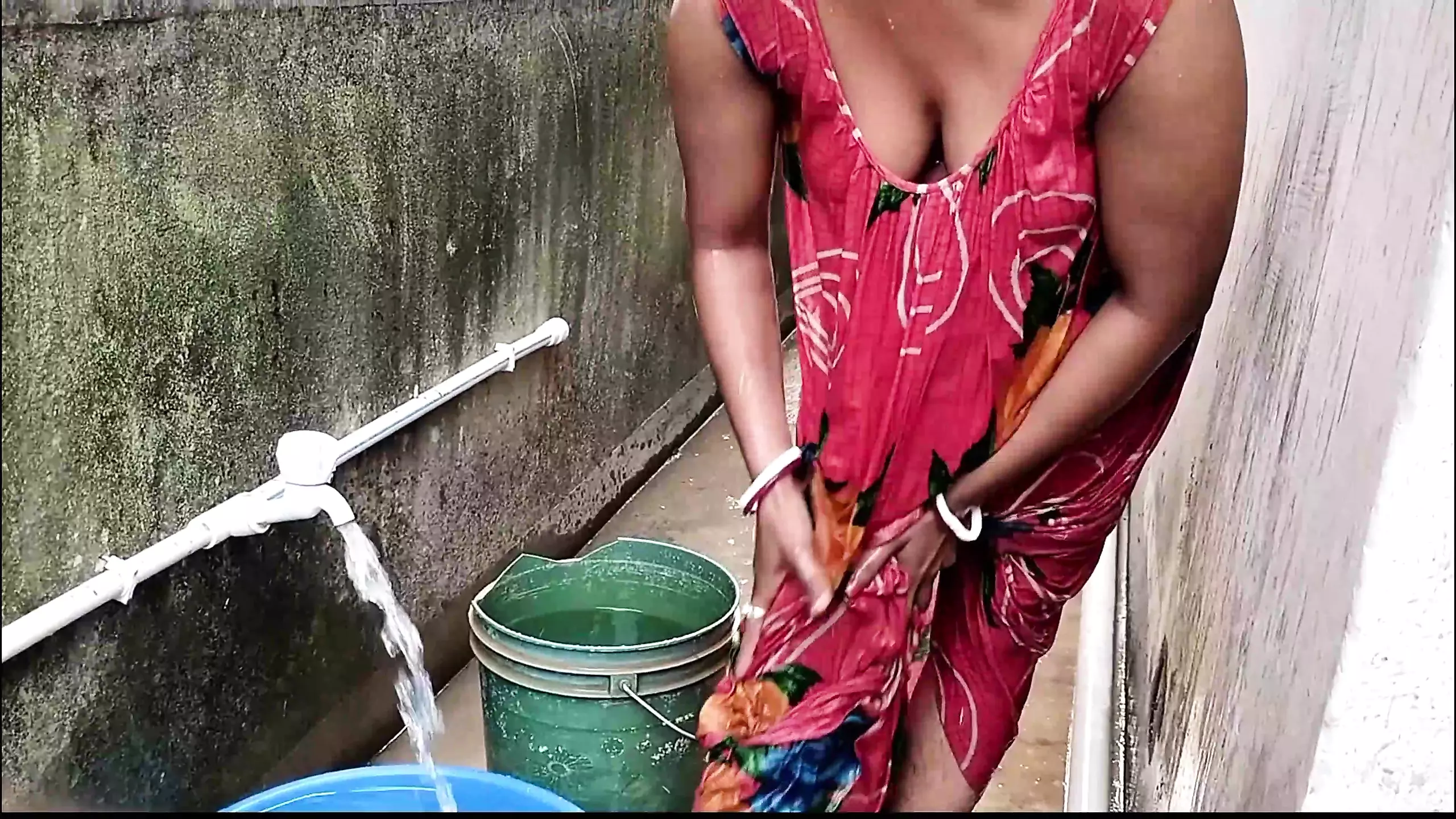 wife ko chuda jab vo bahar balkani me nha rhi rhi, hindi HD porn video sex  | xHamster