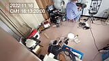 Une soubrette nue fait le ménage dans un bureau d'ingéniérie stupide. Réel caméra au bureau. snapshot 1