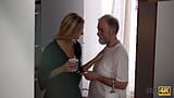 OLD4K. Une fille mince le fait avec le vieux qui la rencontre avec du café snapshot 3