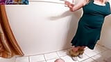 Betrapt op masturberen op het toilet - stiefmoeder helpt stiefzoon om af te maken snapshot 2