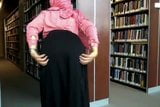 Ragazza hijab che prende in giro in biblioteca snapshot 5