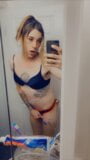 Tgirl di lingerie sexy che gioca con se stessa snapshot 9