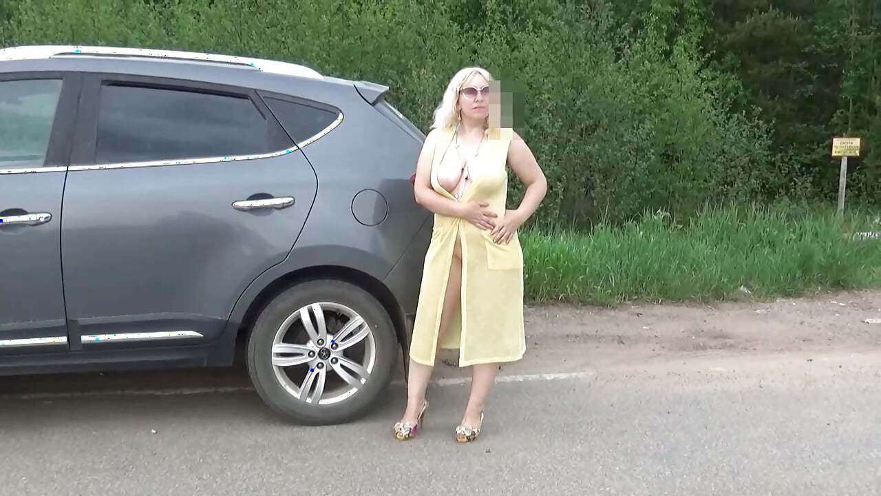 Nyári milf meztelenül sétál az úton