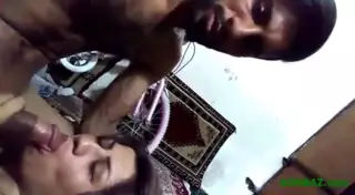 Jamoat hojatxonasida erkaklarning porno masturbatsiyasi