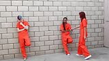 Gadis-gadis penjara yang berkelahi ditangkap karena berhubungan seks oleh penjaga lesbian snapshot 1