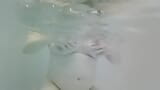 Raven Hair milf bajo el agua jugando con coño y grandes tetas snapshot 3