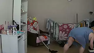 Aku ngintip ibu mertuaku dan nonton dia lagi ngisap kontolnya ...
