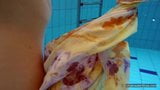 Najseksowniejsza brunetka nastolatka Milana Voda pływająca w basenie snapshot 7