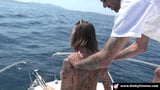 Une fille tatouée suce et se fait baiser sur un bateau snapshot 5