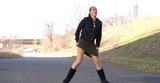 道路に立っている間に放尿する女の子 snapshot 6