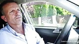 Un chauffeur de taxi se fait baiser par 2 filles fauchées pour SinfulxXX snapshot 3