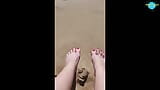 Coño meñique con arena entre los dedos de los pies snapshot 18