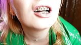 Mukbang - video yeme - diş tellerinde yemek fetişi yakın çekim - ağız turu snapshot 8