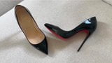 Tacones negros, pies desnudos snapshot 1