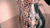 Milf en catsuit de goma de látex en el baño - video fetiche snapshot 1