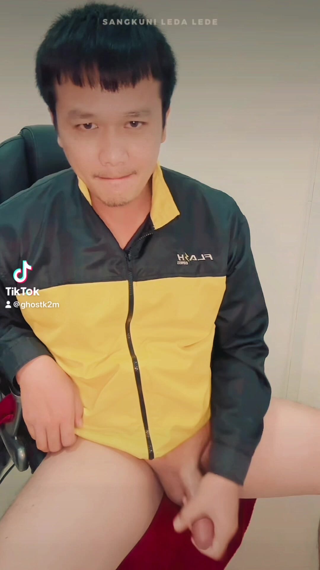 Thais uniform toont pik in tiktok