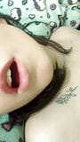 Rumah striptis siang hari dan masturbasi lembut dengan orgasme. close-up snapshot 16