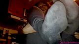 Huele mis pies sudorosos y calcetines apestosos snapshot 6